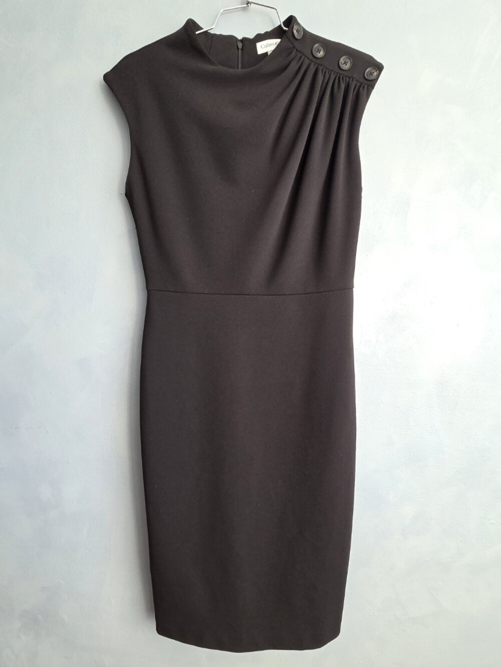 CALVIN KLEIN BLACK SHEATH SIDE BUTTON SHOULDER COCKTAIL DRESS, SIZE US, 6
